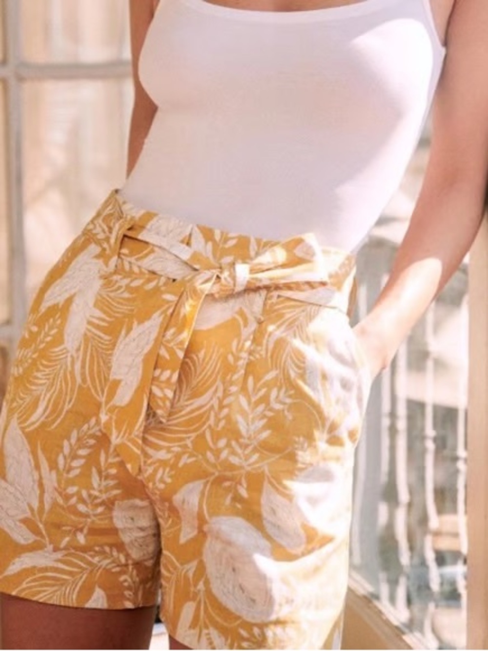 RW&CO Linen Tropical Shorts. MEDIUM